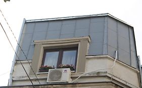 Studio Yellow - Piata Victoriei